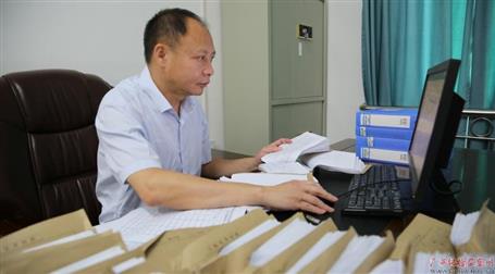 初心不改　本色不褪——記廣西勤廉榜樣、河池市紀委副書記、監(jiān)委副主任黃振林